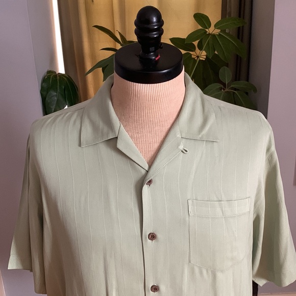 Tommy Bahamas Embroidered Shot in the Dark Golf Size Medium 100% Silk Hawaiian - Picture 3 of 9